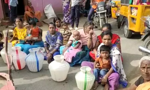 காலி குடங்களுடன் சாலை மறியல்