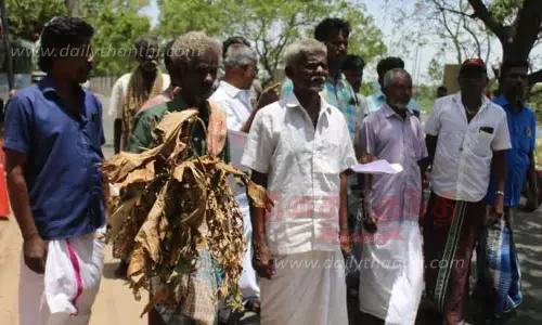 கருகிய வாழைக்கன்றுகளுடன் வந்து மனு கொடுத்த விவசாயிகள் கருகிய வாழைக்கன்றுகளுடன் வந்து மனு கொடுத்த விவசாயிகள்