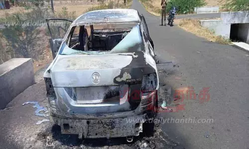 கார் தீப்பிடித்து எரிந்தது