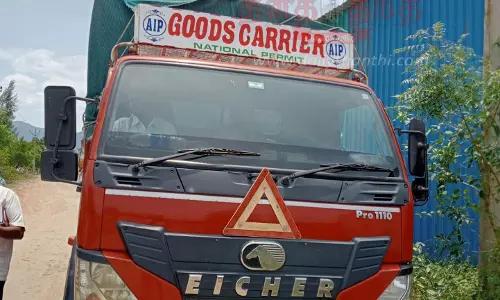 கோவையில் இருந்து பெங்களூருவுக்குலாரியில் கடத்த முயன்ற 1 டன் சந்தனக்கட்டைகள் பறிமுதல்டிரைவர் கைது