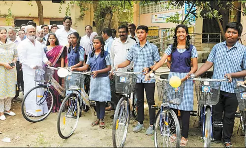 சென்னையில் 6 சட்டமன்ற தொகுதிகளில் ஒரே நாளில் 8,747 மாணவ-மாணவிகளுக்கு விலையில்லா சைக்கிள்கள்