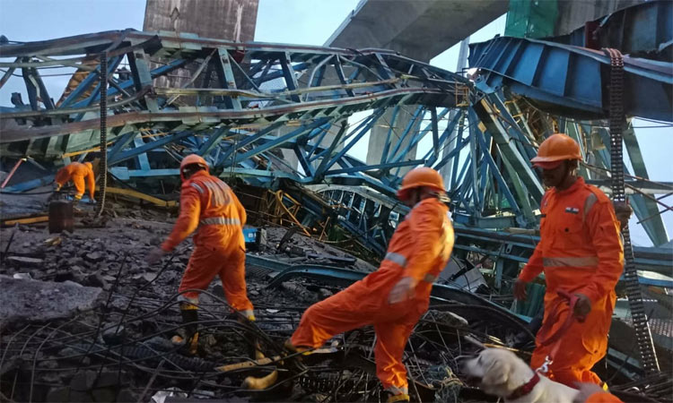 மராட்டியம்: எக்ஸ்பிரஸ் சாலை அமைக்கும் பணியின்போது கிரேன் எந்திரம் விழுந்து 17  பேர் பலி