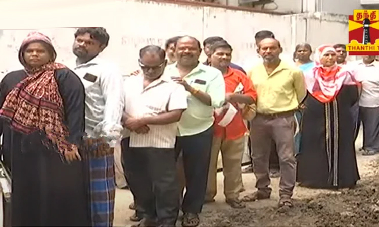 500 ரேஷன் கடைகளில் தக்காளி விற்பனை தொடங்கியது - நீண்ட வரிசையில் காத்திருந்து வாங்கிச்சென்ற பொதுமக்கள்