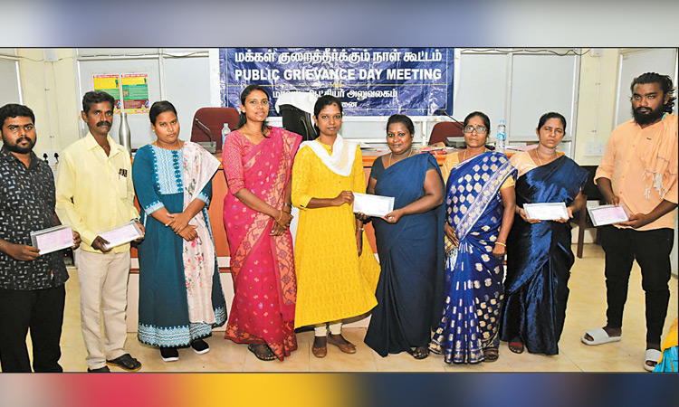 தூய்மை பணியாளர்கள் 5 பேருக்கு உதவித்தொகை கலெக்டர் அருணா வழங்கினார்