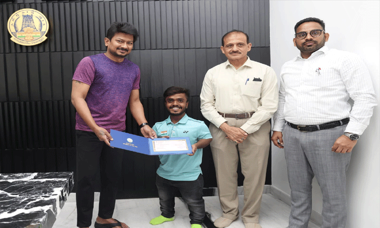 பாரா பேட்மிண்டன் வீரருக்கு ரூ.3.20 லட்சம் நிதி உதவி: அமைச்சர் உதயநிதி ஸ்டாலின் வழங்கினார் பாரா பேட்மிண்டன் வீரருக்கு ரூ.3.20 லட்சம் நிதி உதவி: அமைச்சர் உதயநிதி ஸ்டாலின் வழங்கினார்