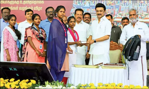 எனக்கு வயது 70 என்றாலும் 20 வயது போல் சுறுசுறுப்பாக இருக்கிறேன் கல்லூரி விழாவில் முதல்-அமைச்சர் பேச்சு எனக்கு வயது 70 என்றாலும் 20 வயது போல் சுறுசுறுப்பாக இருக்கிறேன் கல்லூரி விழாவில் முதல்-அமைச்சர் பேச்சு