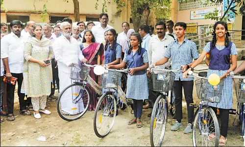 ஒரே நாளில் 8,747 மாணவ-மாணவிகளுக்கு விலையில்லா சைக்கிள்கள் அமைச்சர் சேகர்பாபு வழங்கினார்