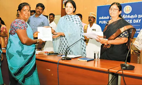 18 அங்கன்வாடி உதவியாளர்களுக்கு பணி உயர்வு ஆணை கலெக்டர் வழங்கினார் 18 அங்கன்வாடி உதவியாளர்களுக்கு பணி உயர்வு ஆணை கலெக்டர் வழங்கினார்