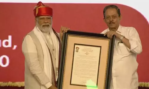 பிரதமர் நரேந்திர மோடிக்கு லோகமான்ய திலக் தேசிய விருது வழங்கப்பட்டது பிரதமர் நரேந்திர மோடிக்கு லோகமான்ய திலக் தேசிய விருது வழங்கப்பட்டது