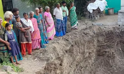 பாதையை மறைத்து குடிநீர் தொட்டி