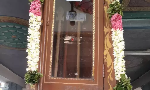 ஆண்டவன் உத்தரவு பெட்டியில் அஸ்திரங்கள்,பணம்,எலுமிச்சம்பழம் வைத்து பூஜை