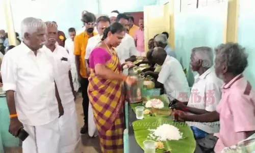 அ.தி.மு.க. சார்பில் பக்தர்களுக்கு அன்னதானம்