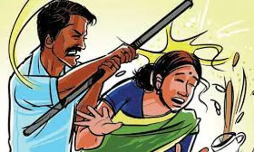 கயத்தாறு அருகேமனைவி மீது தாக்குதல்:டிரைவருக்கு போலீசார் வலைவீச்சு