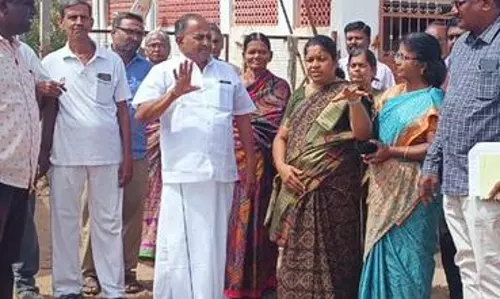 தார்ச்சாலை அமைக்க வலியுறுத்தி முறையிட்ட பொதுமக்கள்