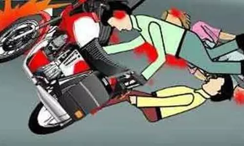 மோட்டார் சைக்கிள் மோதி மின் வாரிய அதிகாரியின் மனைவி  பலி