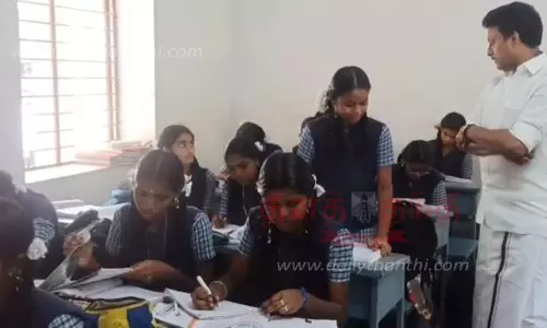 அரசு பள்ளியில் அமைச்சர் திடீர் ஆய்வு