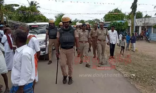 கோவில் திருவிழாவில் இருதரப்பினரிடையே கடும் வாக்குவாதம்