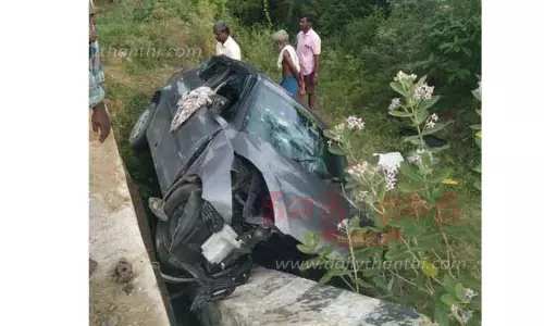 சிறுபாலத்தில் கார் மோதி காஞ்சீபுரம் ஆசிரியை பலி சிறுபாலத்தில் கார் மோதி காஞ்சீபுரம் ஆசிரியை பலி