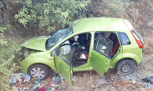 2 கார்கள் மோதல்; மாணவர்கள் உள்பட 5 பேர் காயம்