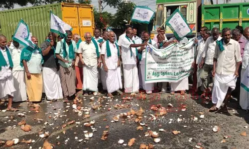 ரோட்டில் தேங்காய்களை உடைத்து விவசாயிகள் போராட்டம்