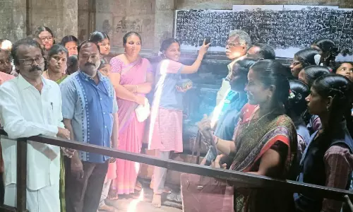 பள்ளி மாணவிகளுக்கு கல்வெட்டுகளை படிக்கும் பயிற்சி