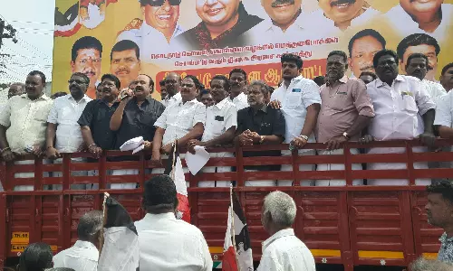 ஓ.பி.எஸ். ஆதரவாளர்கள், அ.ம.மு.க.வினர் ஆர்ப்பாட்டம்