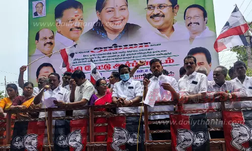 ஓ.பி.எஸ். அணியினர் ஆர்ப்பாட்டம்