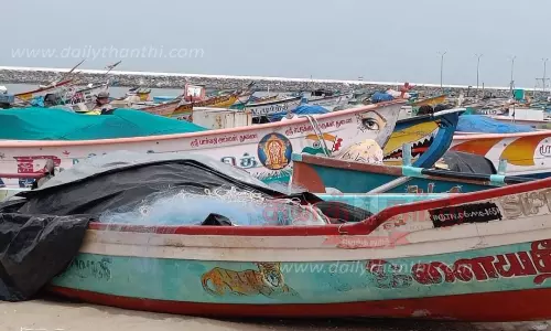 மயிலாடுதுறை மாவட்டத்தில் மீனவர்கள் வேலை நிறுத்தம் மயிலாடுதுறை மாவட்டத்தில் மீனவர்கள் வேலை நிறுத்தம்