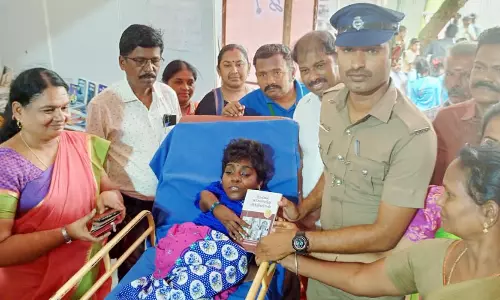 ஆம்புலன்சில் வந்து பார்வையிட்ட மாற்றுத்திறனாளி பெண்