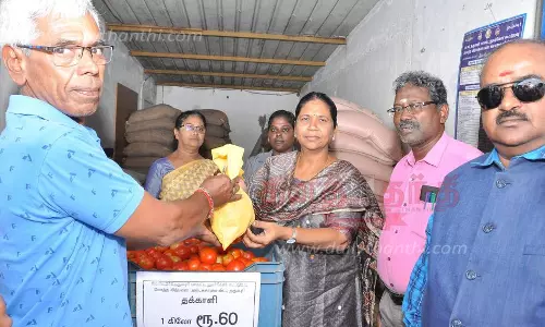 10 ரேஷன் கடைகளில்கிலோ தக்காளி ரூ.60-க்கு விற்பனைகலெக்டர் சாந்தி தொடங்கி வைத்தார்