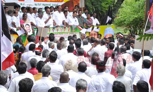 தர்மபுரி கலெக்டர் அலுவலகம் முன்புஓ.பன்னீர்செல்வம் அணியினர் கண்டன ஆர்ப்பாட்டம்அ.ம.மு.க. வினரும் கலந்து கொண்டனர்