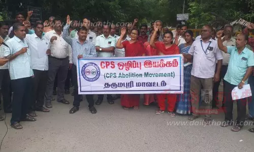 தர்மபுரி கலெக்டர் அலுவலகம் முன்புபுதிய ஓய்வூதிய திட்ட ஒழிப்பு இயக்கத்தினர் ஆர்ப்பாட்டம்