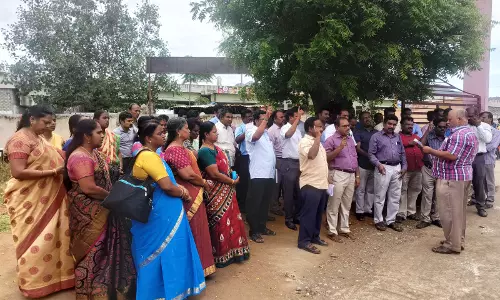 திருவள்ளுவர் அரசு கலைக்கல்லூரிபேராசிரியர்கள் ஆர்ப்பாட்டம்