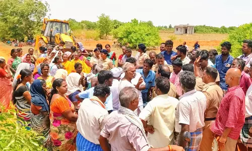 செம்மண் குவாரி அமைக்க கிராம மக்கள் எதிர்ப்பு