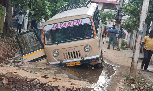 பாதாள சாக்கடைக்காக தோண்டப்பட்ட பள்ளத்தில் சிக்கிய வேன்