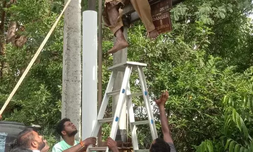 சேலத்தில் பரபரப்பு: டிரான்ஸ்பார்மரில் மின்சாரம் தாக்கி உயிருக்கு போராடிய ஊழியர்பஸ்சை நிறுத்தி விட்டு ஓடி வந்து காப்பாற்றிய டிரைவர்