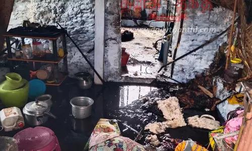 கோபி அருகே குடிசை தீப்பிடித்து எரிந்தது