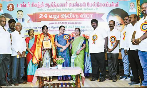 மணலி டாக்டர் சிவந்தி ஆதித்தனார் பள்ளி ஆண்டு விழா - அமைச்சர் கீதாஜீவன் விருதுகள் வழங்கினார்