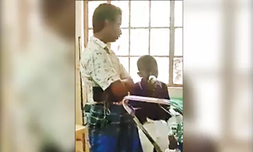 ஆக்சிஜன் முககவசத்துக்கு பதிலாக காகித டீ கப்பை பயன்படுத்துவதா?