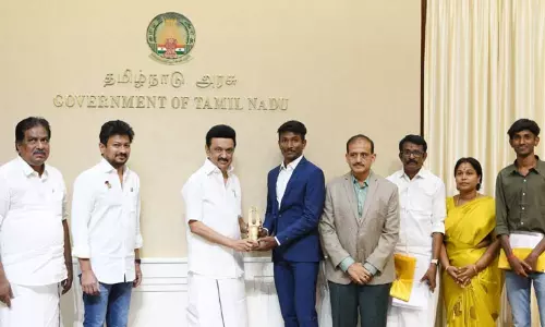 தடகள வீரர் செல்வபிரபு முதல்- அமைச்சர் மு.க.ஸ்டாலினை சந்தித்து வாழ்த்துப் பெற்றார் தடகள வீரர் செல்வபிரபு முதல்- அமைச்சர் மு.க.ஸ்டாலினை சந்தித்து வாழ்த்துப் பெற்றார்