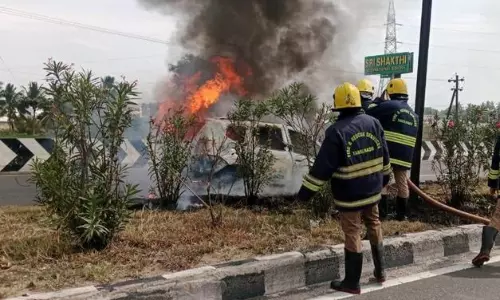 அவினாசி அருகே ஓடும் காரில் திடீர் தீ