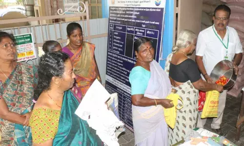 தூத்துக்குடியில்2 ரேஷன் கடைகளில் மீண்டும் தக்காளி விற்பனை தொடக்கம்:ஒரு கிலோ ரூ.60