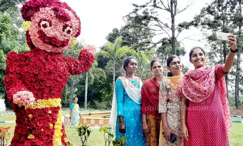 வல்வில் ஓரி விழாவையொட்டிகொல்லிமலையில் மலர்கள் கண்காட்சிஏராளமான சுற்றுலா பயணிகள் கண்டுகளித்தனர்