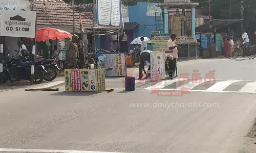 வேகத்தடைகளுக்கு வர்ணம் பூசும் பணி