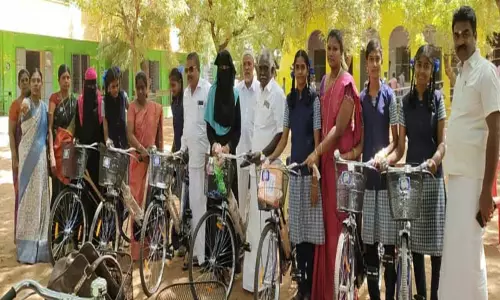 ஏரல் அரசு பள்ளியில்மாணவிகளுக்கு இலவச சைக்கிள்