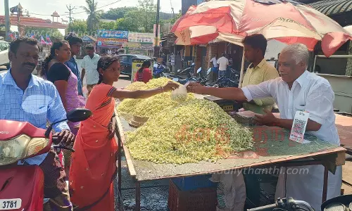 திருவாரூர் கடைவீதியில் மக்கள் கூட்டம் அலைமோதியது