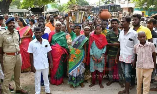 100-க்கும் மேற்பட்டோர் மாரியம்மன் கோவிலில் பொங்கல் வைத்து வழிபாடு- 300 போலீசார் குவிப்பு