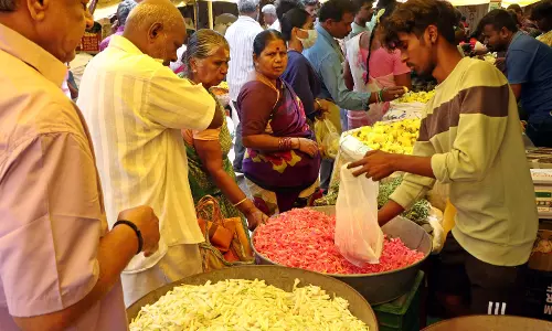 ஆடிப்பெருக்கையொட்டி பூக்கள் விலை உயர்வு