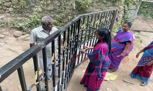 தனியார் நீர்வீழ்ச்சிக்கு செல்லும் பாதை மூடல்