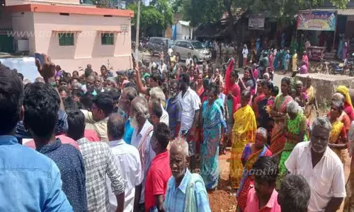 சாலை மறியலுக்கு திரண்ட பொதுமக்கள்